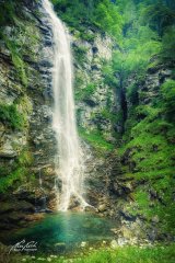 Ln207471006-Wasserfall mit kleinem Bergsee